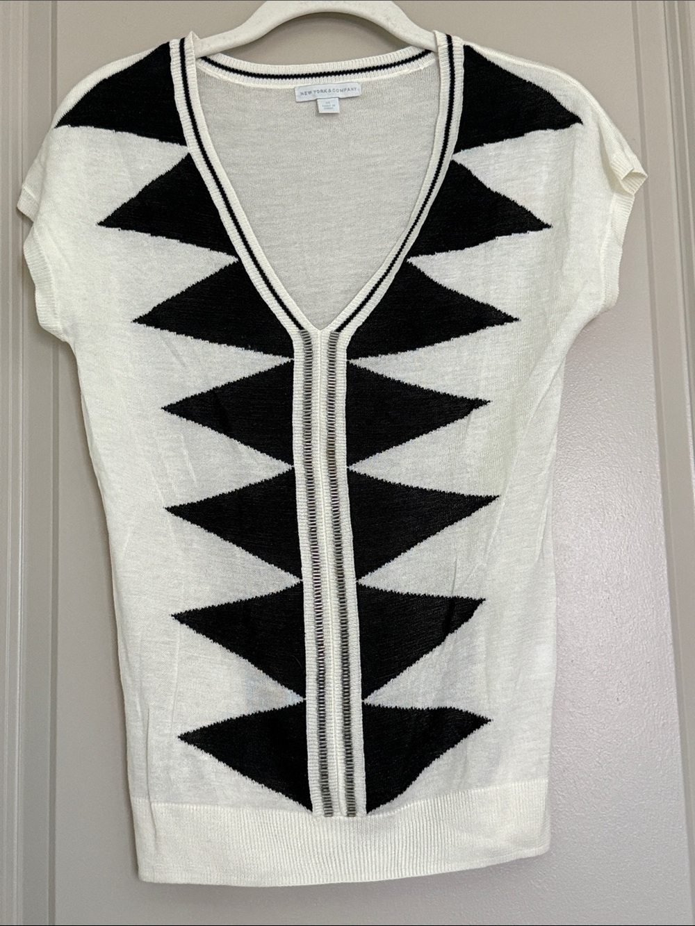New York & Company Black and White Geometric V-Neck Sweater Top